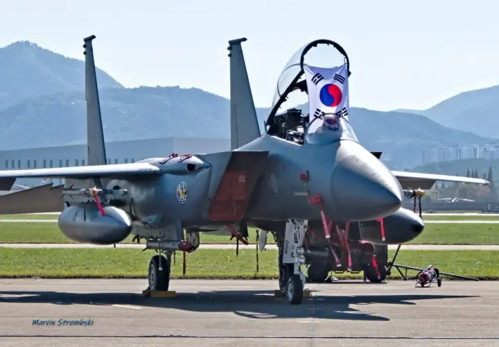 Samolot F-15 z flagą Korei Południowej na lotnisku. Kategoria f wojsko.