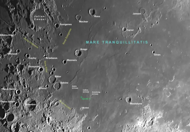 Mapa Księżyca z zaznaczonym miejscem lądowania Apollo 11 na Morzu Spokoju. Widoczne kratery: Julius Caesar, Sosigenes, Arago, Sabine, Moltke.