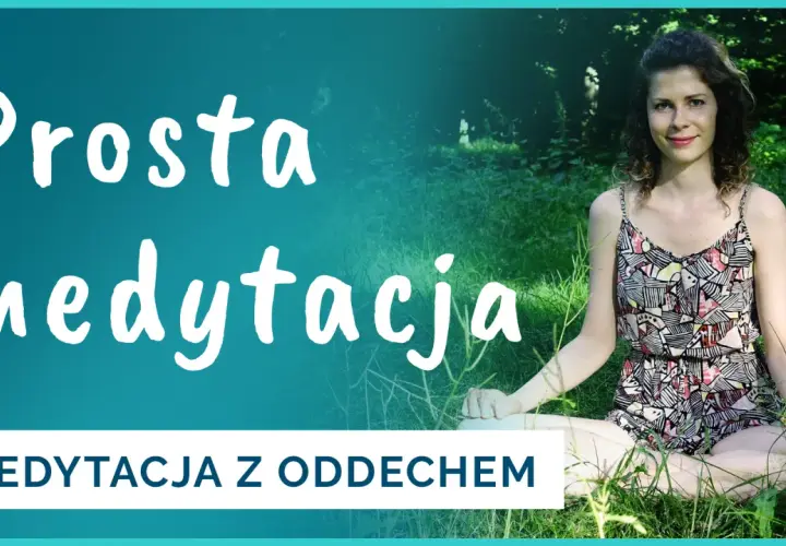 Kobieta w letniej sukience siedzi na trawie w pozycji medytacyjnej. Napis "Prosta medytacja" i "Medytacja z oddechem" sugeruje, jak nauczyć się medytować.