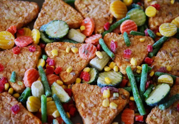 Un mix di cibi processati: patate fritte, carote, piselli, mais, zucchine e fagiolini. Un esempio di cosa sono i cibi processati.