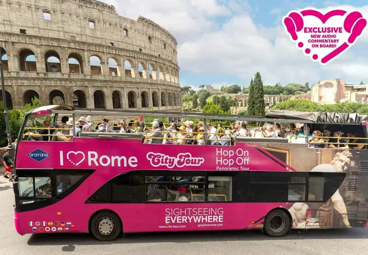 Bus touristique rose "I ❤️ Rome City Tour" près du Colisée. Profitez d'un plan de bus touristique pour explorer Rome.