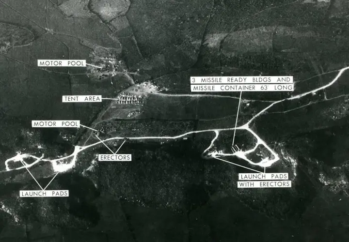 Luftaufnahme einer Militärbasis, die auf die Operation Anadyr hinweist. Zu sehen sind Raketenabschussrampen, Errichtungsgeräte, ein Zeltlager und ein Fuhrpark.