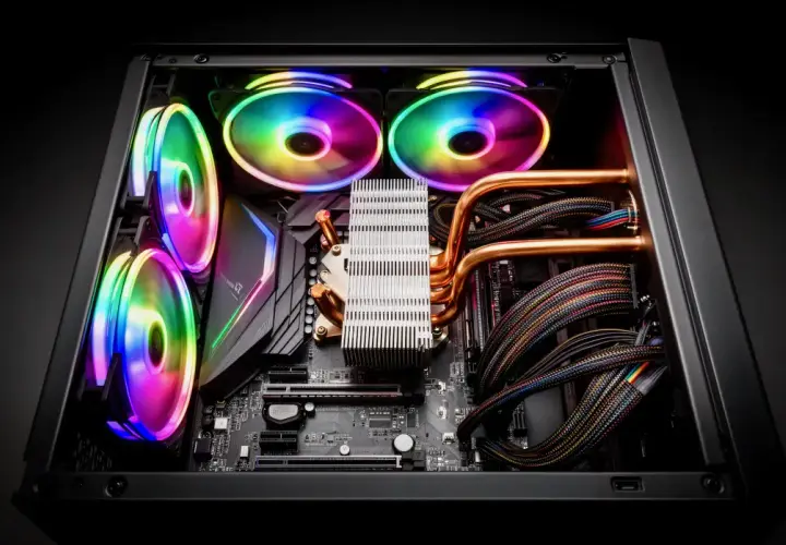 Intérieur d'un PC gaming avec ventilateurs RGB lumineux, un refroidisseur CPU imposant et des câbles colorés. Un vrai **3D mark** de performance.