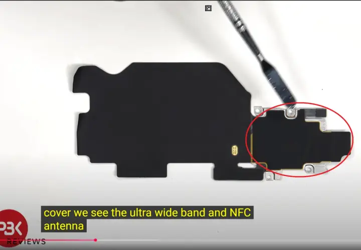 Na zdjęciu widać element telefonu Samsung, gdzie znajduje się antena NFC.