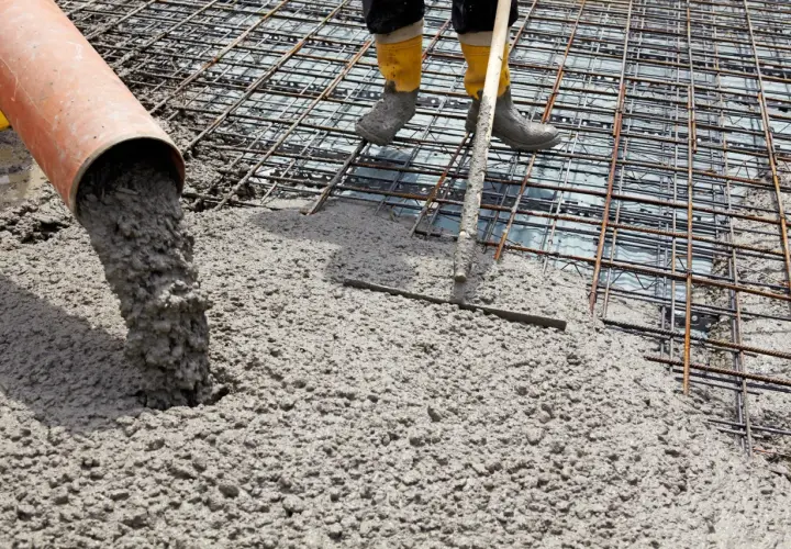 Wylewanie betonu na zbrojenie fundamentów.