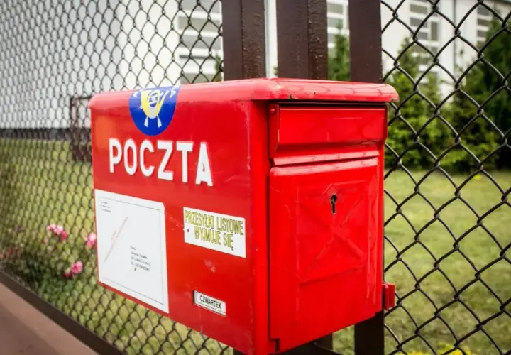 Co to jest poczta? Odkryj jej funkcje i historię w Polsce