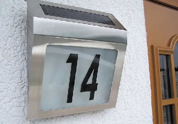 Nowy, nowoczesny numer domu 14 zasilany energią słoneczną, ułatwiający nadanie numeru domu.
