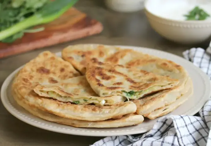 Färska, gyllene bolani med en smakrik fyllning. Ett perfekt bolani recept för en god måltid.