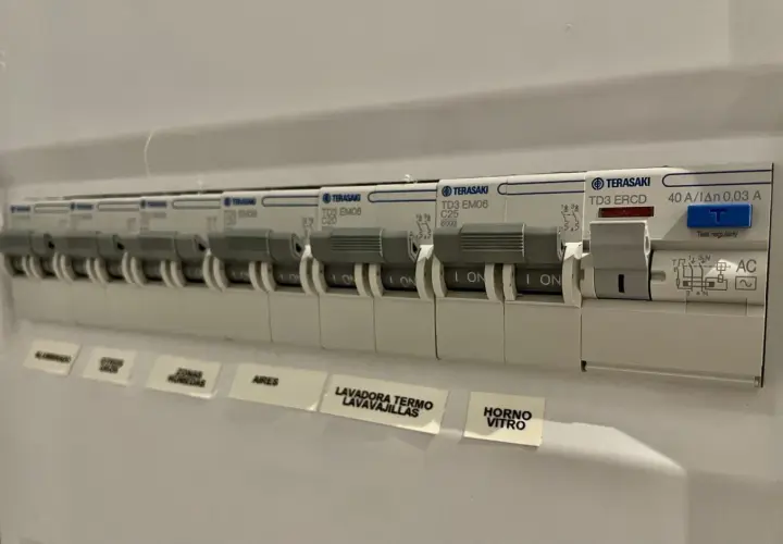 Panel eléctrico con varios interruptores automáticos. Uno indica "40 A", útil para saber cuántos amperios son 2000w en tu instalación.