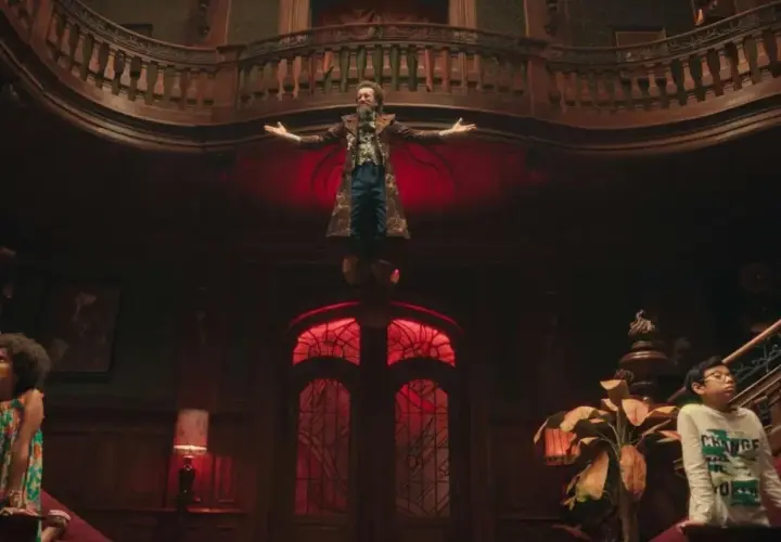 Pan Kleks unosi się w powietrzu, witając dzieci w Akademii. Recenzje filmu podkreślają magię tej sceny.
