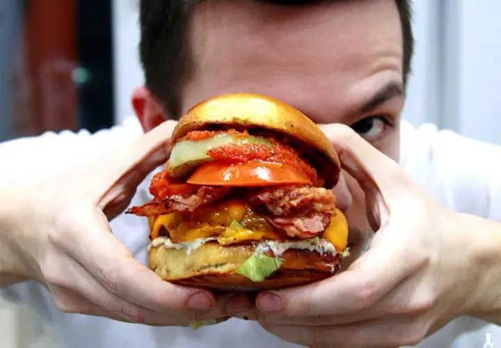 Jak podgrzać hamburgera w piekarniku, by był soczysty i ciepły