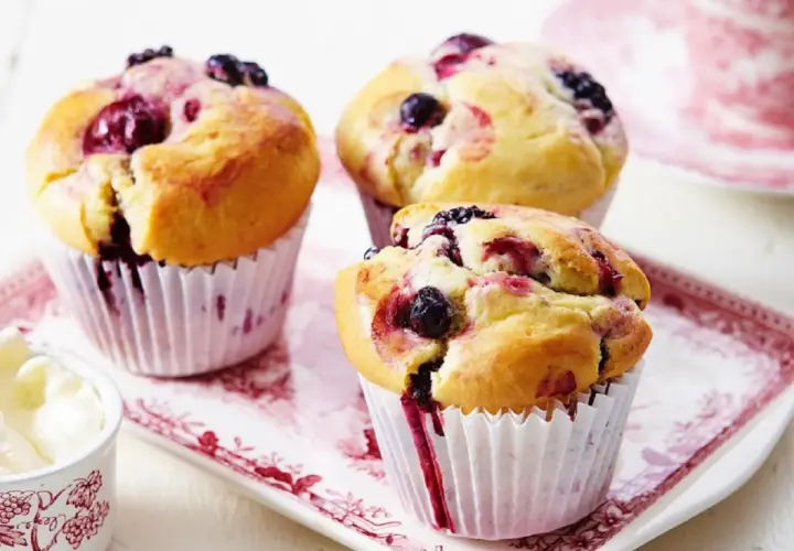 Pyszne muffinki z borówkami, pachnące latem i domowym ciepłem. Idealne na deser lub śniadanie.