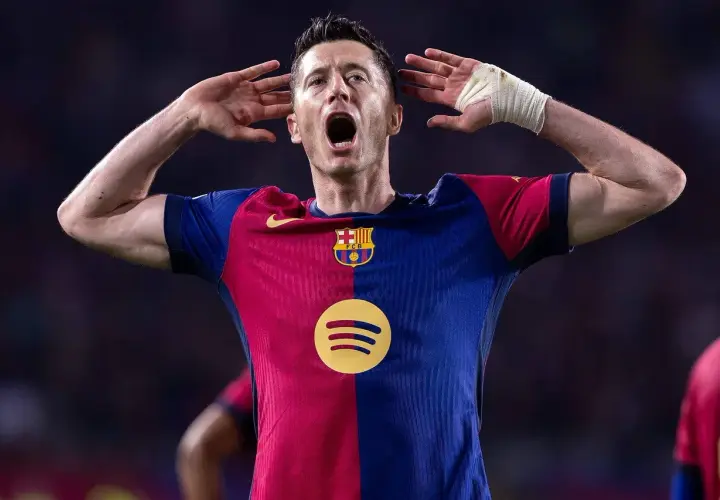 Robert Lewandowski, jeden z najlepszych strzelców Barcelony w historii, świętuje bramkę.
