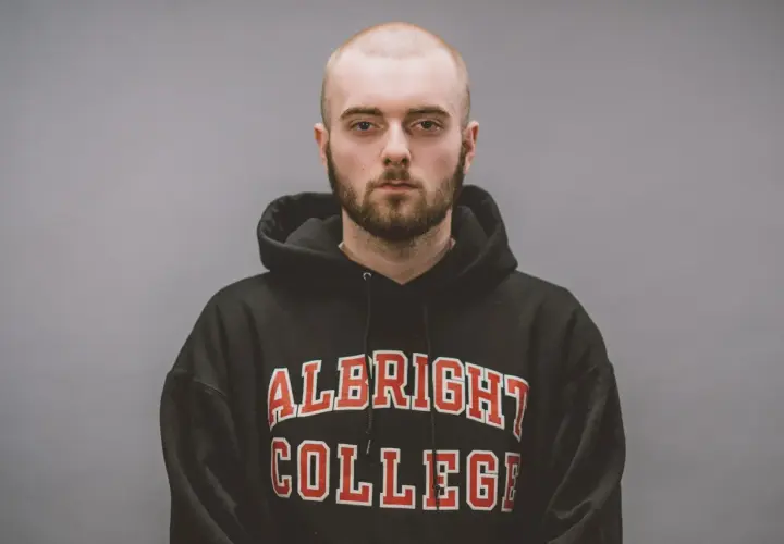 Chudy Bedoes w bluzie z napisem "ALBRIGHT COLLEGE".