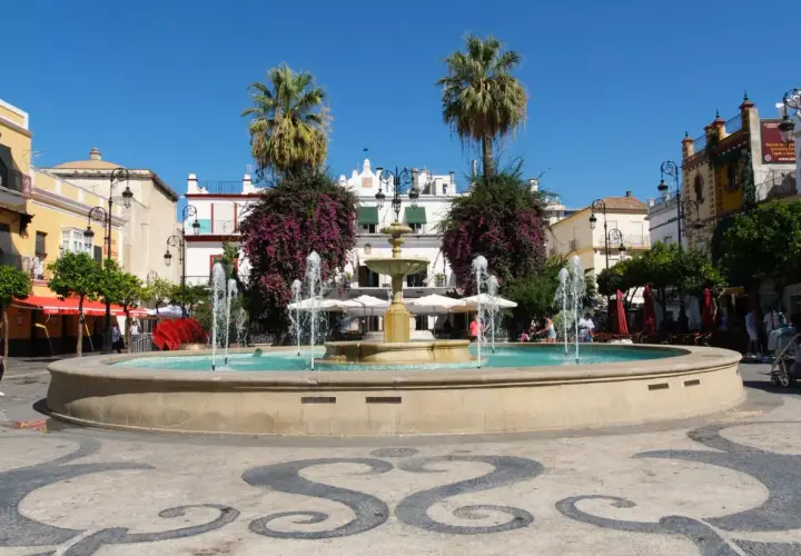 Plaza con fuente y palmeras. Un buen punto de partida para saber cómo llegar a Sanlúcar de Barrameda.