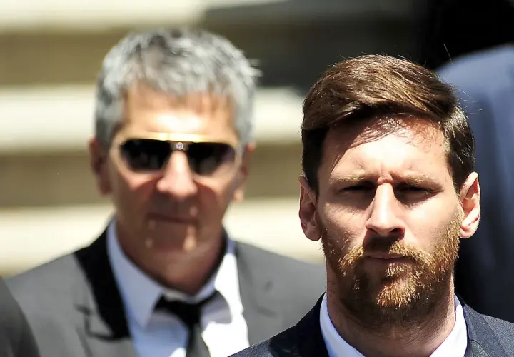 Jorge Messi, ojciec Leo Messiego, w okularach przeciwsłonecznych obok syna.