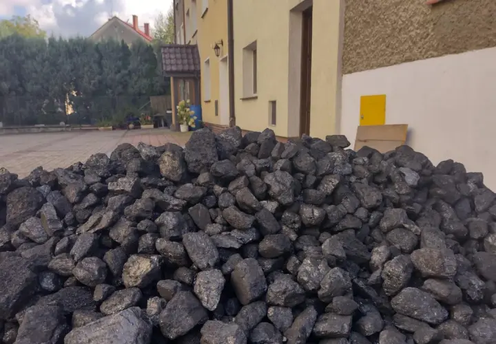 Góra węgla, świeżo dostarczona przez kuriera prosto z kopalni, czeka na zimowe dni.