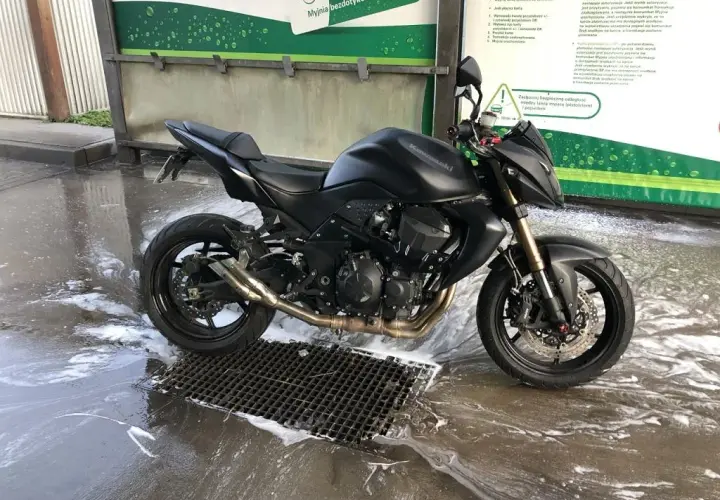 Mycie motocykla na myjni: jak nie zniszczyć maszyny? Poradnik.