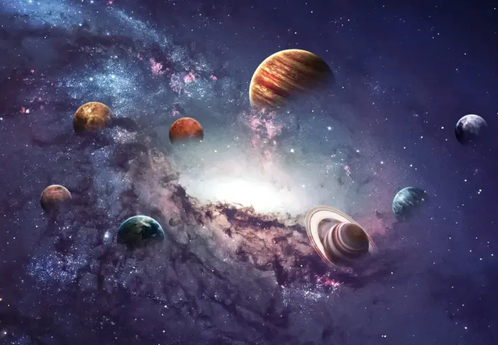 Wieloplanetarny widok kosmosu, idealny do aplikacji astronomicznej. Widoczne planety, w tym Saturn z pierścieniami, na tle mgławicy i gwiazd.