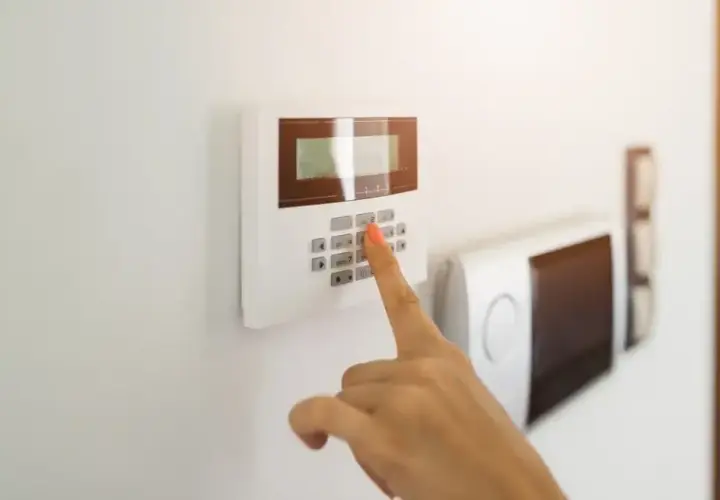 Alarm do mieszkania w bloku: Wybierz idealny system i zyskaj spokój