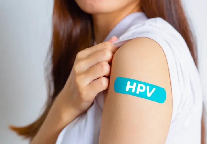 Ramię z plastrem z napisem HPV. Po szczepieniu mam HPV, co z seksem? Bezpieczeństwo przede wszystkim.