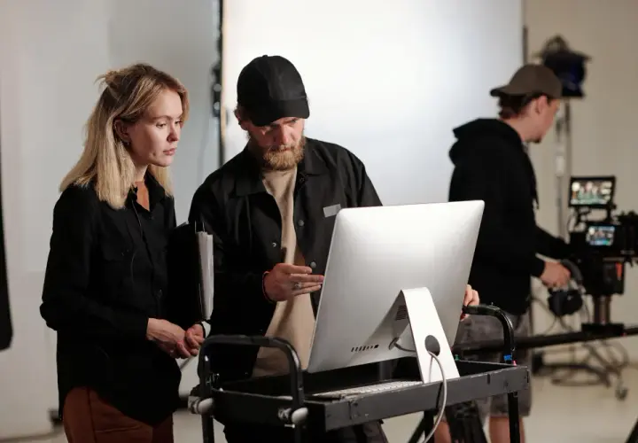 Produkcja filmów reklamowych Warszawa – jak wybrać studio, które dowiezie efekt?