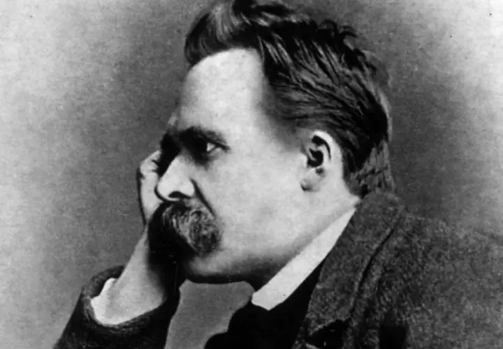 Portret Fryderyka Nietzschego, myśliciela, którego idee ukształtowały nietzscheanizm. Jego spojrzenie zdaje się przenikać przyszłość.