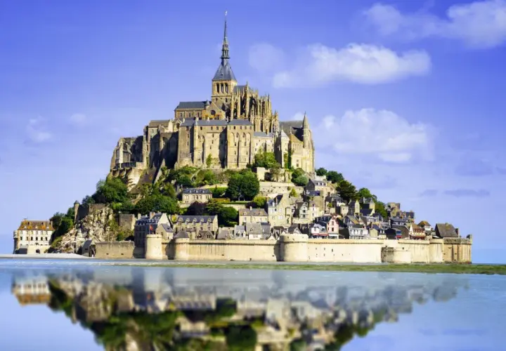 Mont Saint-Michel, Francja ciekawostki: ta skalista wyspa z opactwem i wioską, odbijająca się w wodzie, to prawdziwy klejnot Normandii.