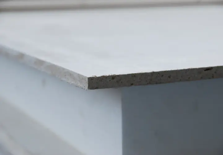 Szara płyta mgo, widoczna z boku, z widoczną teksturą materiału.