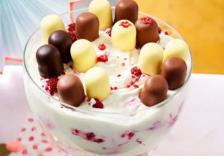 Cremiges Dessert mit Himbeeren und Schoko-Bällchen, ein schnelles Dessert für süße Momente.