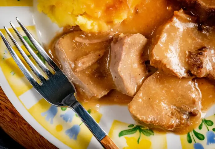 Miękkie plastry schabu w sosie, idealne, gdy zastanawiasz się, co zrobić ze schabu zamiast schabowych. Podane z purée ziemniaczanym.