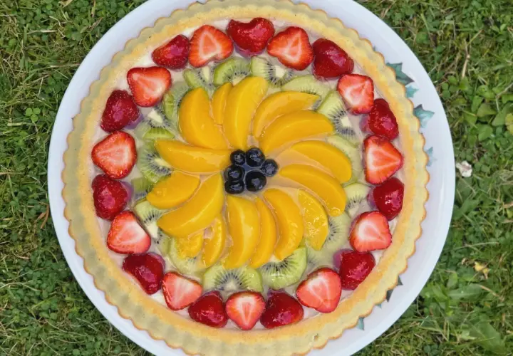 Tarte aux fruits frais sur une crème pâtissière légère. Une recette parfaite pour un dessert estival.