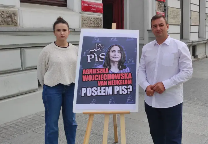 Agnieszka Wojciechowska van Heukelom, czy jest posłem PiS? Mężczyzna i kobieta stoją obok plakatu z jej zdjęciem.