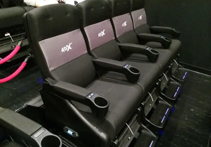 Rzędy wygodnych foteli 4DX w kinie, gotowe na wciągające seanse filmowe.