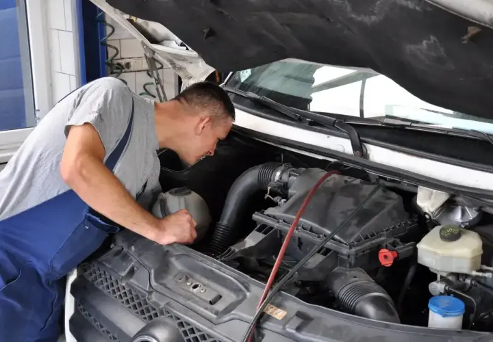 Mechanik bada silnik, szukając przyczyn wypadania zapłonu diesel.