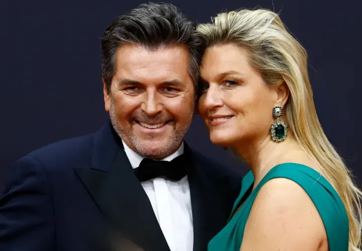 Thomas Anders i jego żona z Polski, Claudia, uśmiechają się do obiektywu.