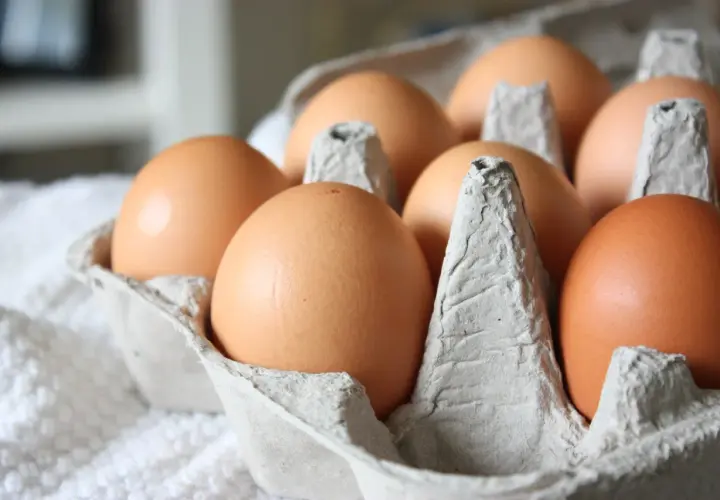 Brązowe jajka w wytłoczce. Zastanawiasz się, ile kcal ma gotowane jajko? To zdrowa przekąska!