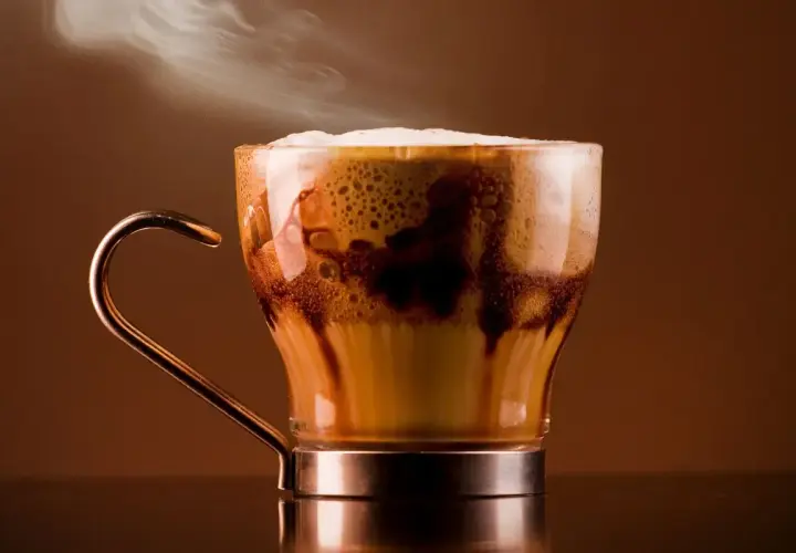 Un delizioso caffè marocchino fumante, con schiuma e gocce di cioccolato. Scopri come si fa!