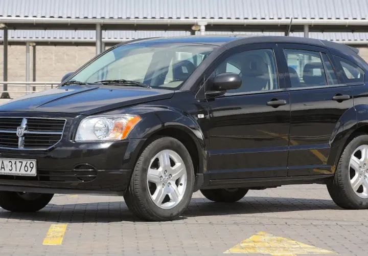 Czarny Dodge Caliber na parkingu. Wiele osób szuka dodge caliber opinie przed zakupem.