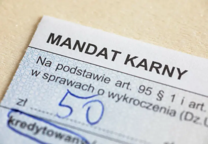 Mandat karny na kwotę 50 zł. Dokument wystawiony na podstawie przepisów o wykroczeniach.