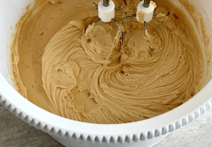 Zwarzony krem z mascarpone w misie miksera. Dowiedz się, jak uratować zwarzony krem z mascarpone, by znów był idealnie gładki.