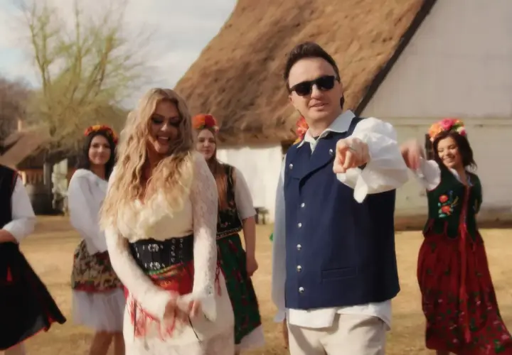 Patryk Pegza w stroju ludowym, otoczony tańczącymi kobietami. Ile ma lat? Trudno zgadnąć, ale wygląda na energicznego!