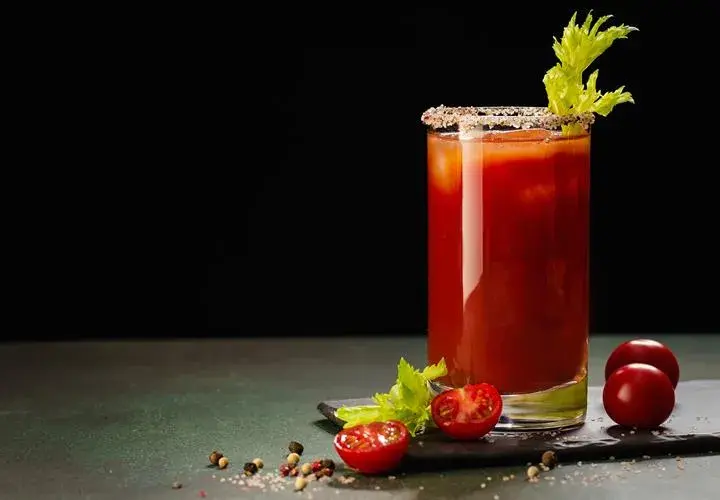 Pyszny drink z sokiem pomidorowym: przepis na Krwawą Mary i wariacje