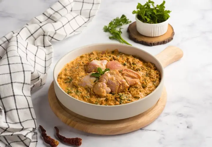 Un plat appétissant d'aiguillettes de poulet au curry, garni de menthe fraîche, prêt à être dégusté.