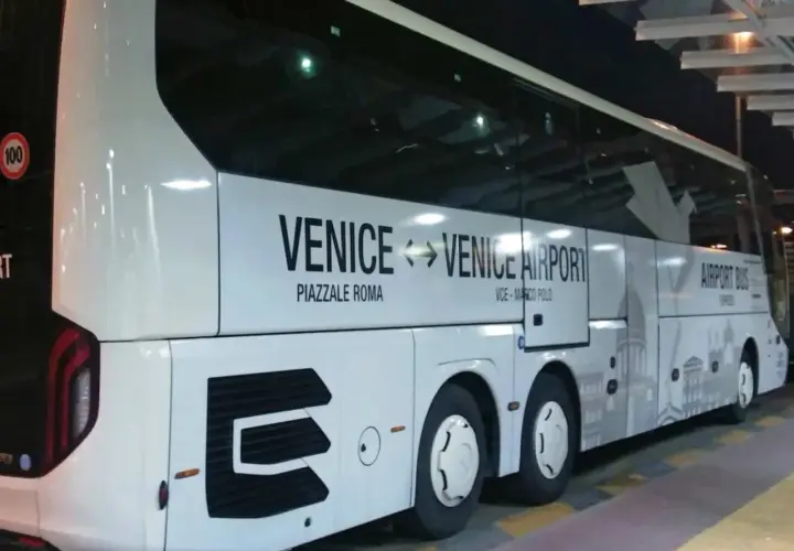 Bus navette pour l'aéroport de Venise, reliant Piazzale Roma à l'aéroport Marco Polo.