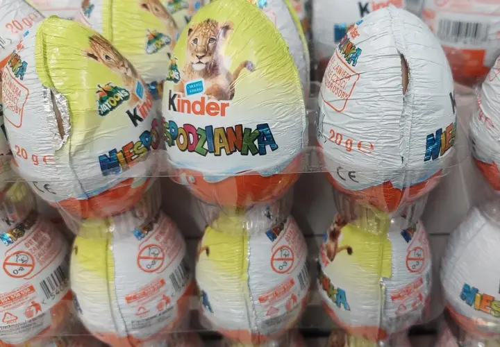 Ile kosztuje kinder niespodzianka w biedronce? Zaskakujące ceny i promocje!