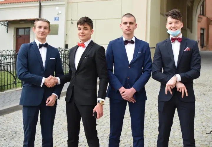Elegancko ubrani chłopcy w garniturach i muszkach, gotowi na bierzmowanie. Inspiracja, jak ubrać chłopca na bierzmowanie.