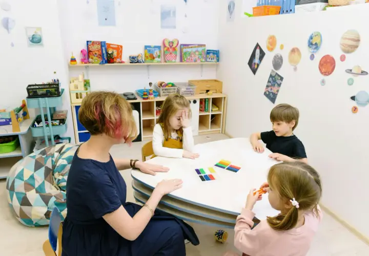 Kurs na opiekunkę w żłobku: Jak zdobyć uprawnienia i pracę?