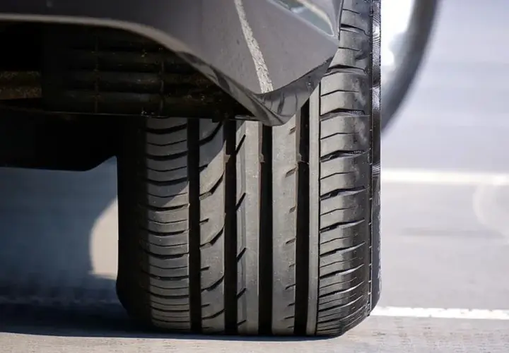 Primer plano de un neumático de coche, listo para arreglar un neumático pinchado.