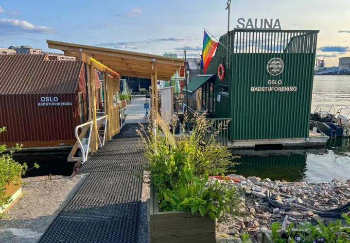 Idealne miejsce na oslo na weekend: pływające sauny i kąpieliska nad wodą.